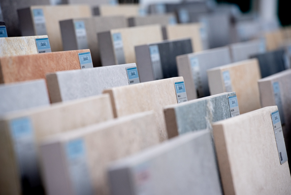 Keramikplatten aus der Ausstellung der Firma Löseke´s Steingarten.