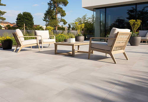 Terrasse mit Steinboden und Lounge Möbeln