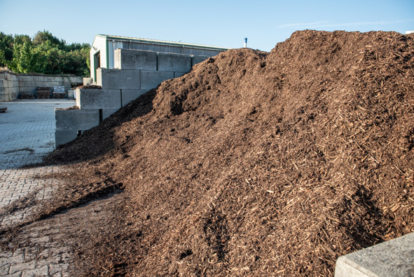 Rindenmulch der Firma Löseke´s Steingarten als Schüttware.