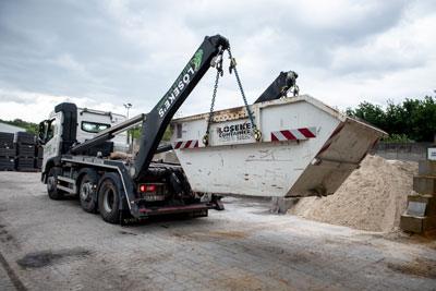 Aufladen eines Containers auf einen LKW der Firma Löseke.