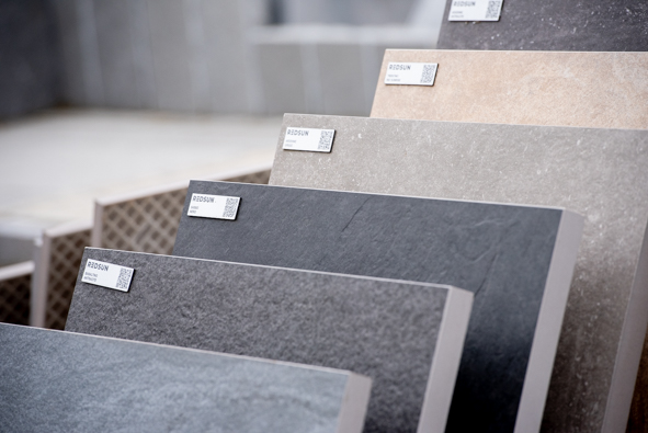 Verschiedene Keramikplatten in der Ausstellung der Firma Löseke's Steingarten.