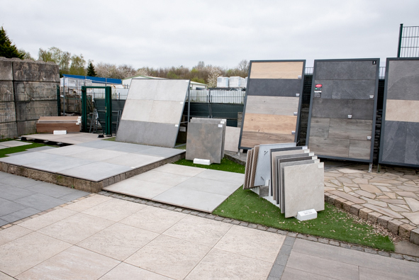Verschiedene Keramikplatten in der Ausstellung der Firma Löseke's Steingarten.