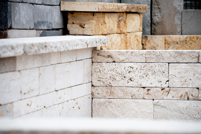 Foto von verschiedenen Natursteinmauern von der Ausstellungsfläche von LÖSEKE.