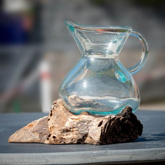 Bali Glaskrug auf Kaffeeholz als Dekoobjekt für den Garten oder zu Hause verkauft von Löseke´s Steingarten.