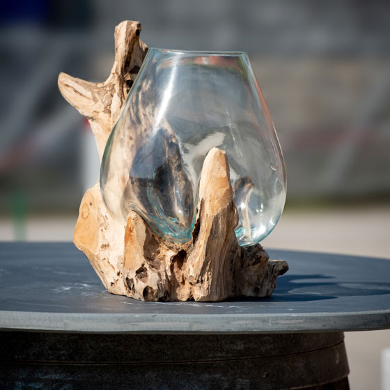 Glasvase auf Holzsockel als Dekoobjekt für den Garten oder zu Hause verkauft von Löseke´s Steingarten.