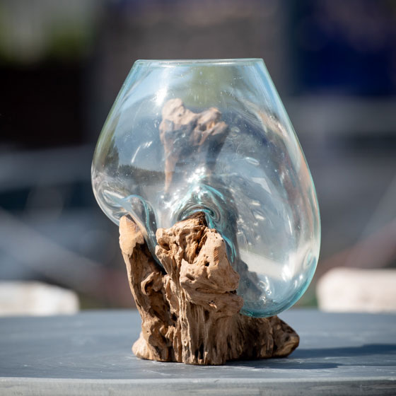 Bali Glasvase auf Holzsockel L als Dekoobjekt für den Garten oder zu Hause verkauft von Löseke´s Steingarten.