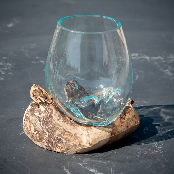 Bali Glasvase auf Holzsockel als Dekoobjekt für den Garten oder zu Hause verkauft von Löseke´s Steingarten.