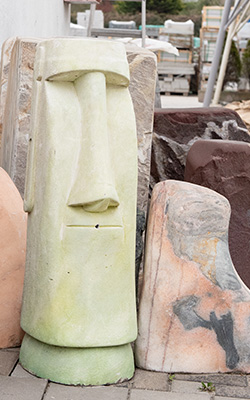 Große Figur aus Stein