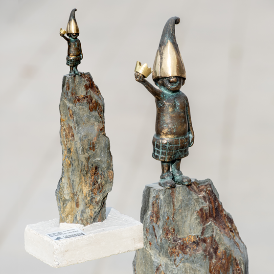 Schiefersäule mit Wichtel Bronze - Junge für den Garten verkauft von Löseke´s Steingarten.