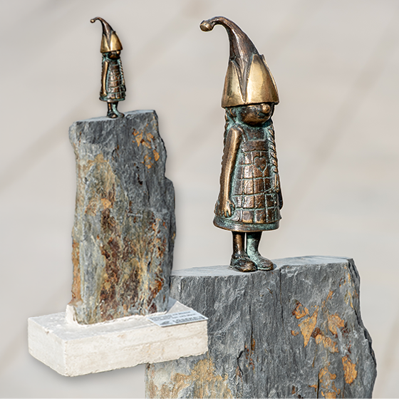 Schiefersäule mit Wichtel Bronze - Mädchen für den Garten verkauft von Löseke´s Steingarten.