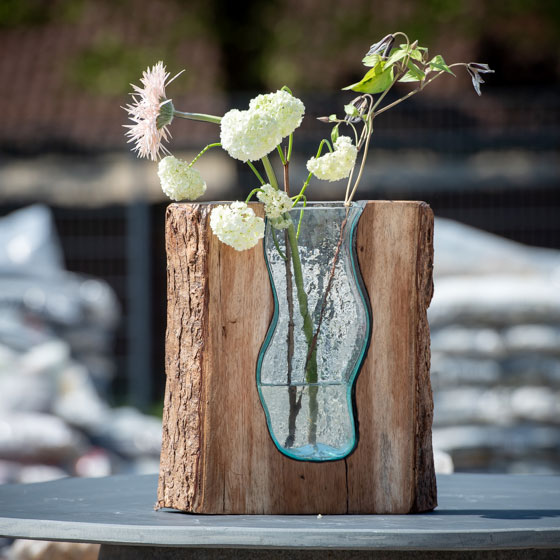 Bali Vase in Baumscheibe als Dekoobjekt für den Garten oder zu Hause verkauft von Löseke´s Steingarten.