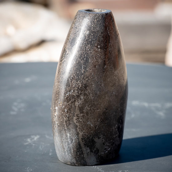 Naturstein-Blumenvase als Dekoobjekt für den Garten oder zu Hause verkauft von Löseke´s Steingarten.