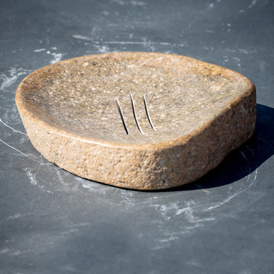 Granit-Seifenschale als Dekoobjekt für den Garten oder zu Hause verkauft von Löseke´s Steingarten.