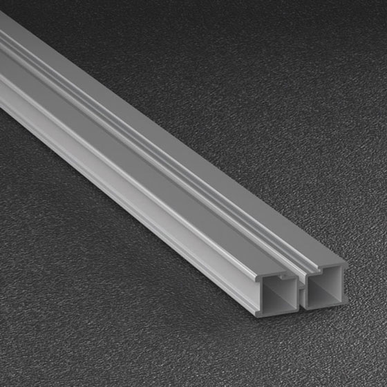 Aluschiene für eine Unterbaukostruktion für den Terrassenbau mit Stelzlagern.