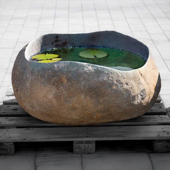Großes Wasserbecken aus einem Naturstein/Findling verkauft von Löseke´s Steingarten.